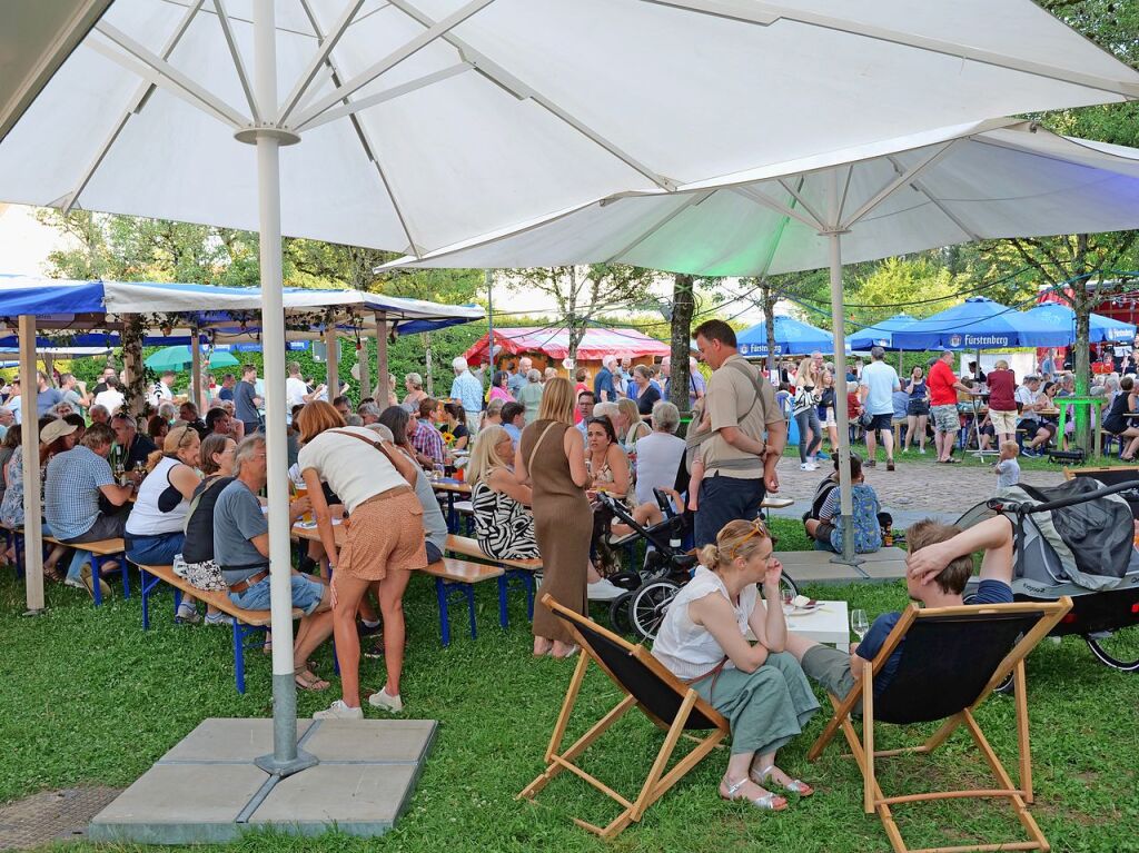 In Kirchzarten fand erneut das Schlossfest vor der Talvogtei statt. Die Feier wird von Vereinen organisiert und lockt jedes Jahr mit einem musikalischen und kulinarischen Angebot. Auch das Entenrennen am Sonntag ist bei den Kirchzartenern beliebt.