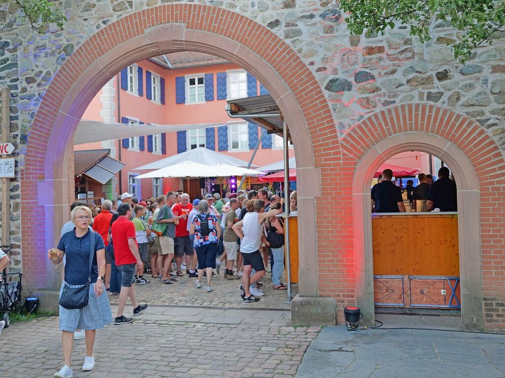 In Kirchzarten fand erneut das Schlossfest vor der Talvogtei statt. Die Feier wird von Vereinen organisiert und lockt jedes Jahr mit einem musikalischen und kulinarischen Angebot. Auch das Entenrennen am Sonntag ist bei den Kirchzartenern beliebt.