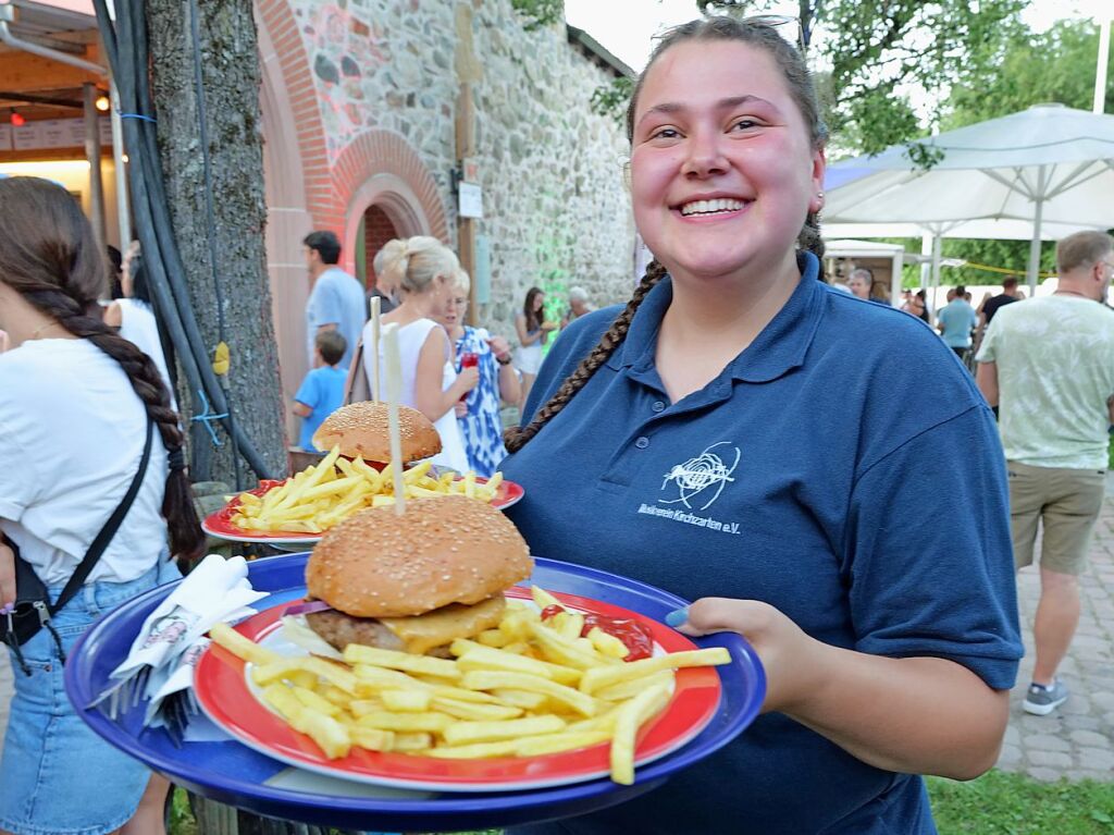 In Kirchzarten fand erneut das Schlossfest vor der Talvogtei statt. Die Feier wird von Vereinen organisiert und lockt jedes Jahr mit einem musikalischen und kulinarischen Angebot. Auch das Entenrennen am Sonntag ist bei den Kirchzartenern beliebt.