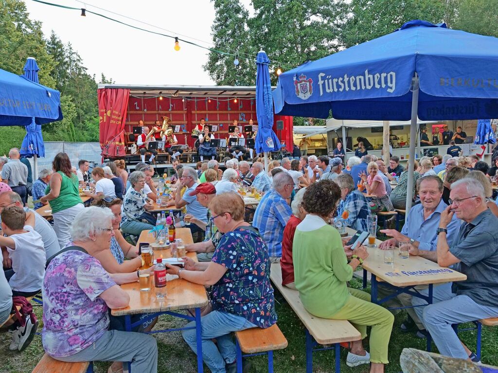 In Kirchzarten fand erneut das Schlossfest vor der Talvogtei statt. Die Feier wird von Vereinen organisiert und lockt jedes Jahr mit einem musikalischen und kulinarischen Angebot. Auch das Entenrennen am Sonntag ist bei den Kirchzartenern beliebt.