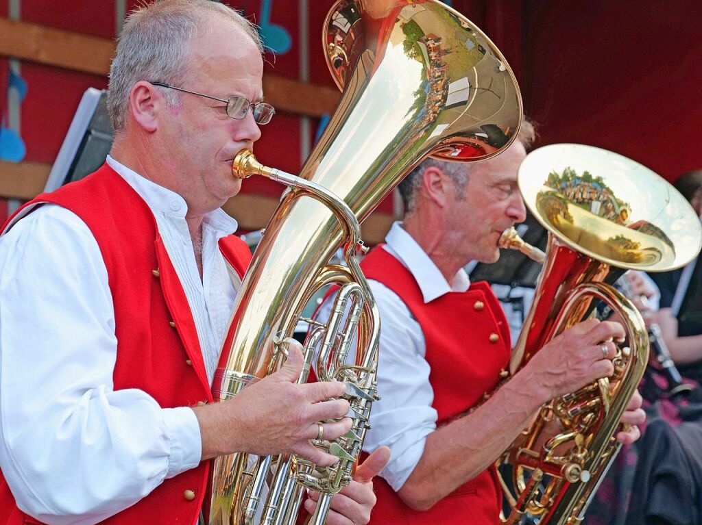 In Kirchzarten fand erneut das Schlossfest vor der Talvogtei statt. Die Feier wird von Vereinen organisiert und lockt jedes Jahr mit einem musikalischen und kulinarischen Angebot. Auch das Entenrennen am Sonntag ist bei den Kirchzartenern beliebt.