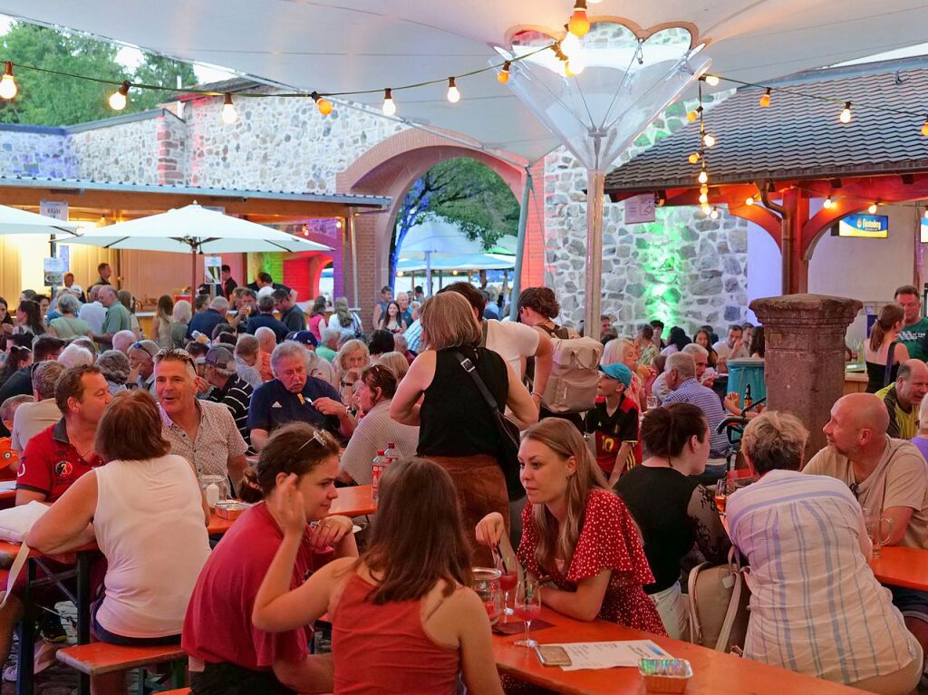 In Kirchzarten fand erneut das Schlossfest vor der Talvogtei statt. Die Feier wird von Vereinen organisiert und lockt jedes Jahr mit einem musikalischen und kulinarischen Angebot. Auch das Entenrennen am Sonntag ist bei den Kirchzartenern beliebt.