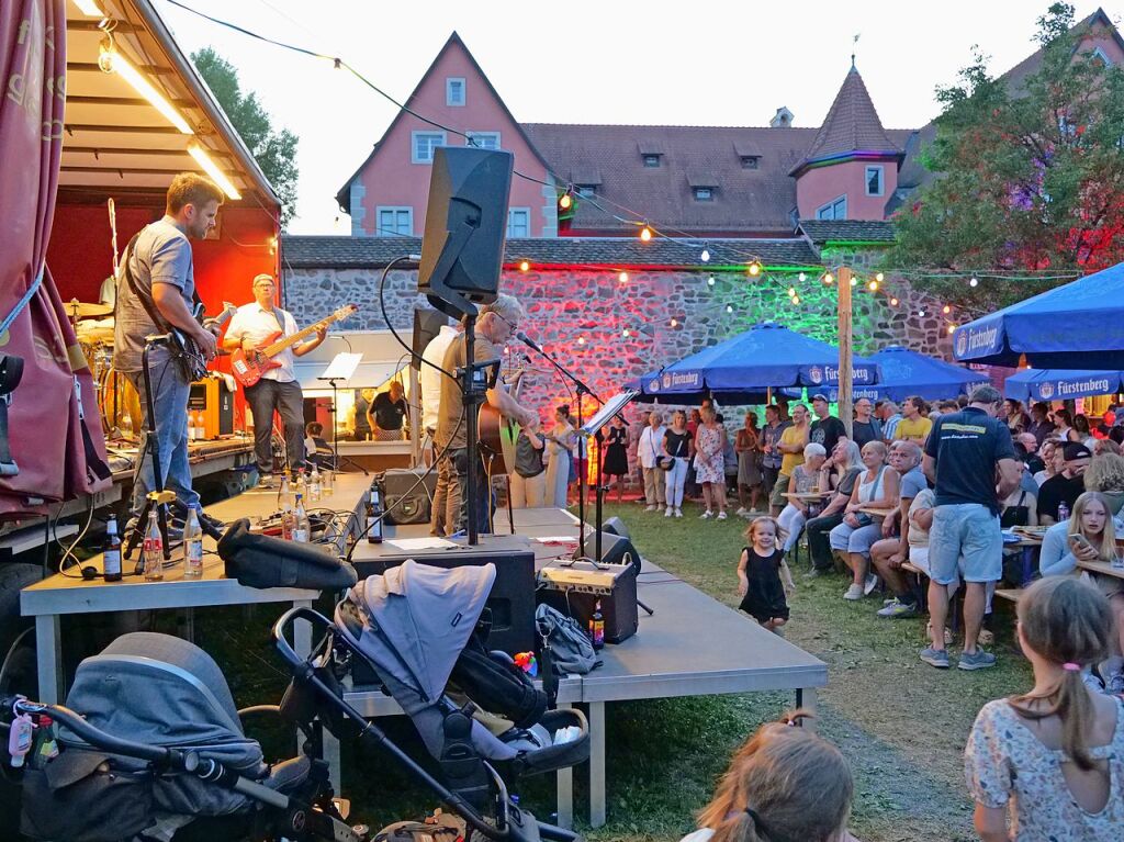 In Kirchzarten fand erneut das Schlossfest vor der Talvogtei statt. Die Feier wird von Vereinen organisiert und lockt jedes Jahr mit einem musikalischen und kulinarischen Angebot. Auch das Entenrennen am Sonntag ist bei den Kirchzartenern beliebt.