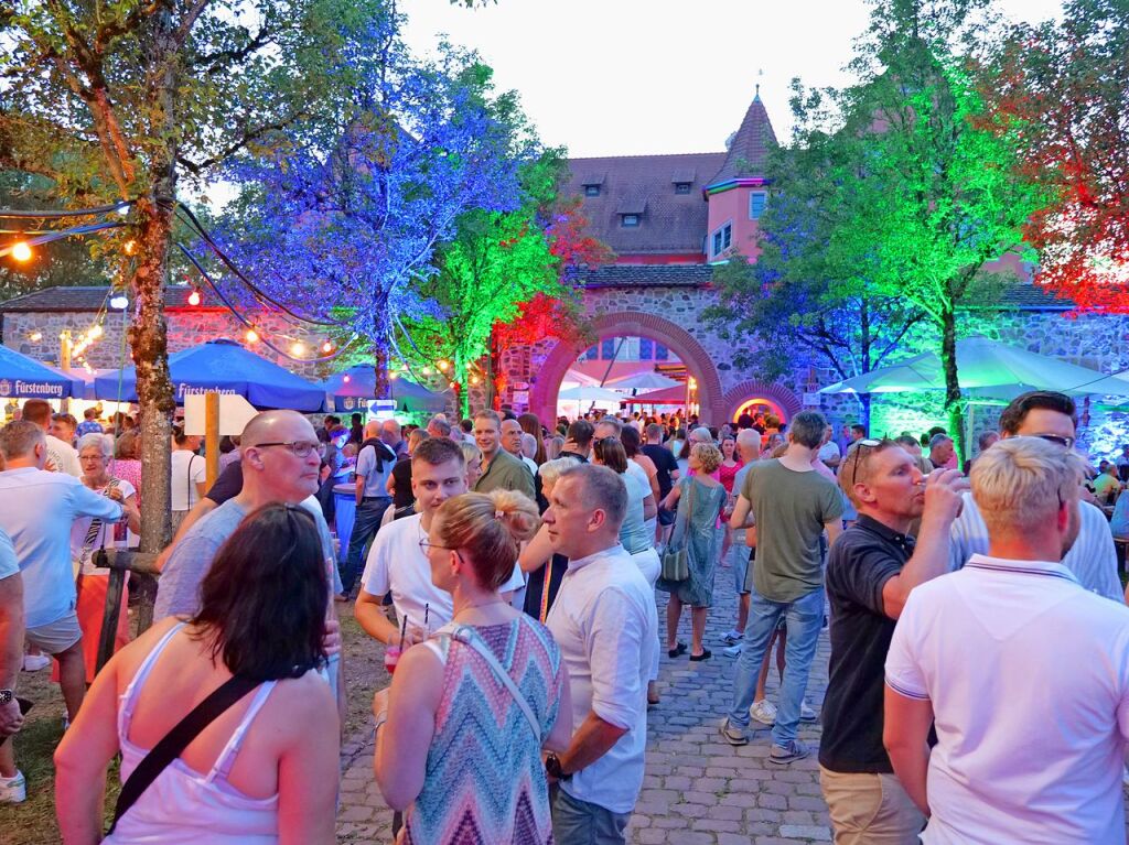 In Kirchzarten fand erneut das Schlossfest vor der Talvogtei statt. Die Feier wird von Vereinen organisiert und lockt jedes Jahr mit einem musikalischen und kulinarischen Angebot. Auch das Entenrennen am Sonntag ist bei den Kirchzartenern beliebt.