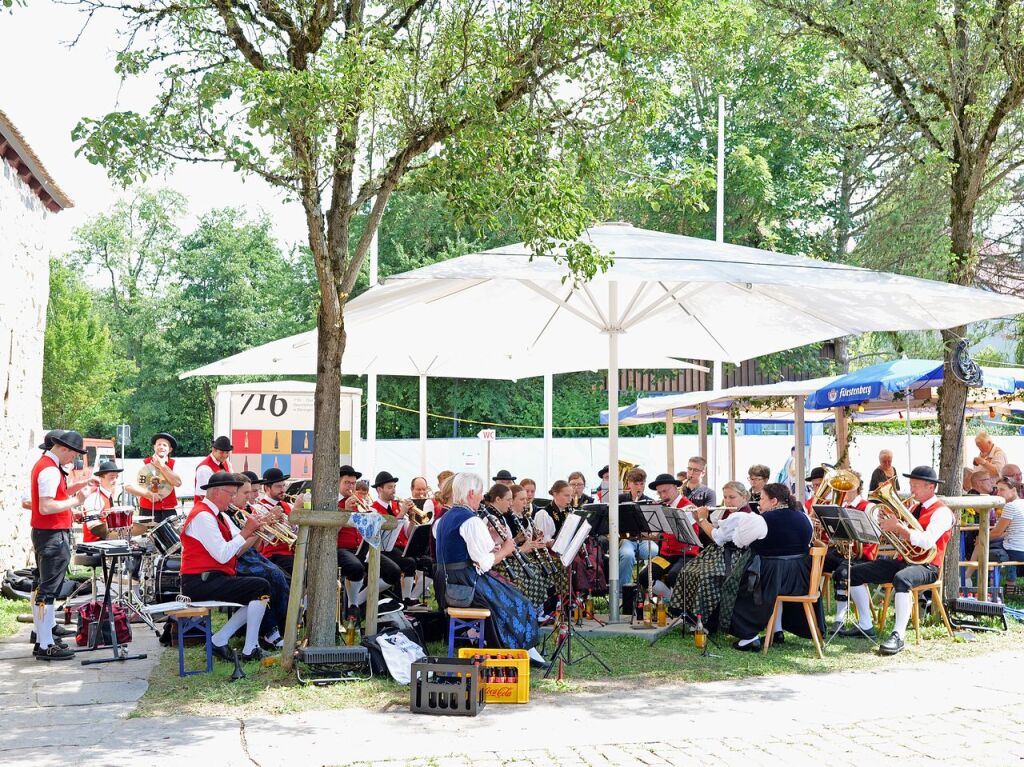 In Kirchzarten fand erneut das Schlossfest vor der Talvogtei statt. Die Feier wird von Vereinen organisiert und lockt jedes Jahr mit einem musikalischen und kulinarischen Angebot. Auch das Entenrennen am Sonntag ist bei den Kirchzartenern beliebt.