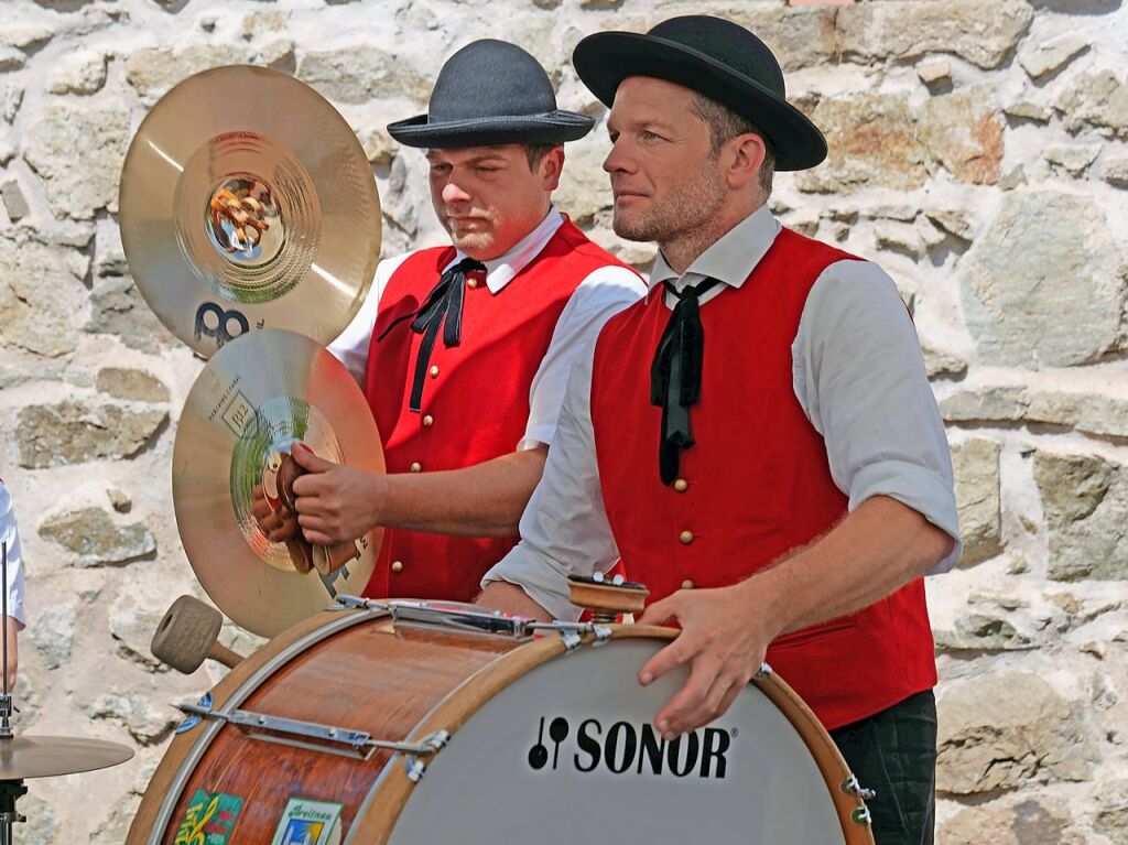 In Kirchzarten fand erneut das Schlossfest vor der Talvogtei statt. Die Feier wird von Vereinen organisiert und lockt jedes Jahr mit einem musikalischen und kulinarischen Angebot. Auch das Entenrennen am Sonntag ist bei den Kirchzartenern beliebt.