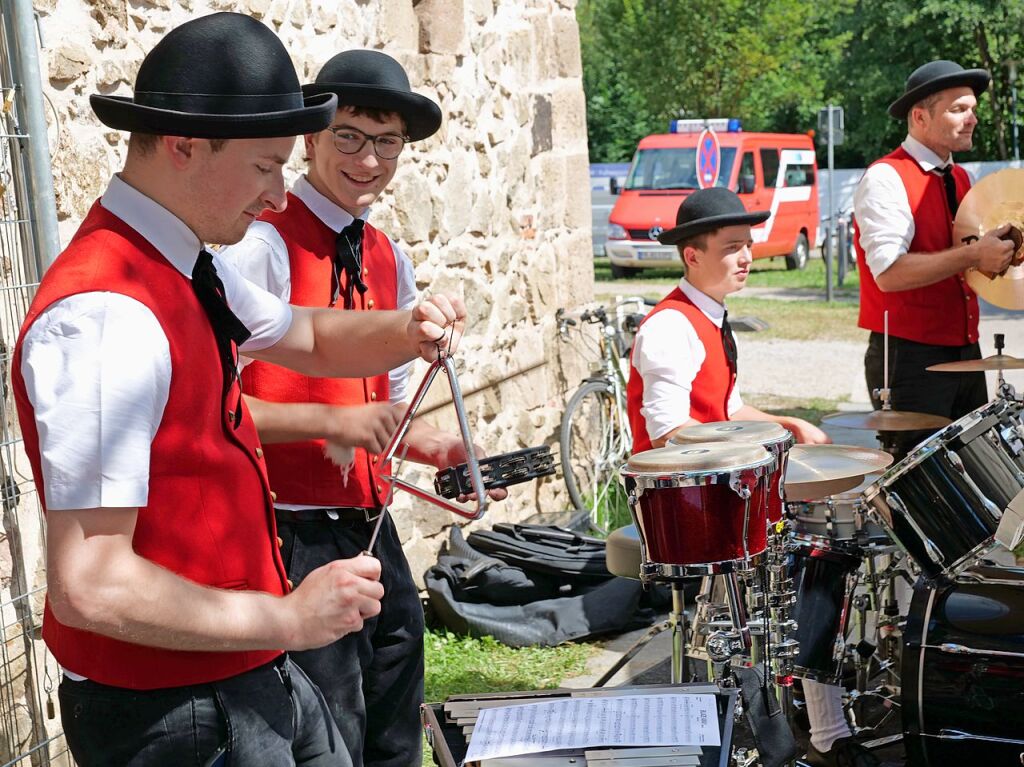 In Kirchzarten fand erneut das Schlossfest vor der Talvogtei statt. Die Feier wird von Vereinen organisiert und lockt jedes Jahr mit einem musikalischen und kulinarischen Angebot. Auch das Entenrennen am Sonntag ist bei den Kirchzartenern beliebt.