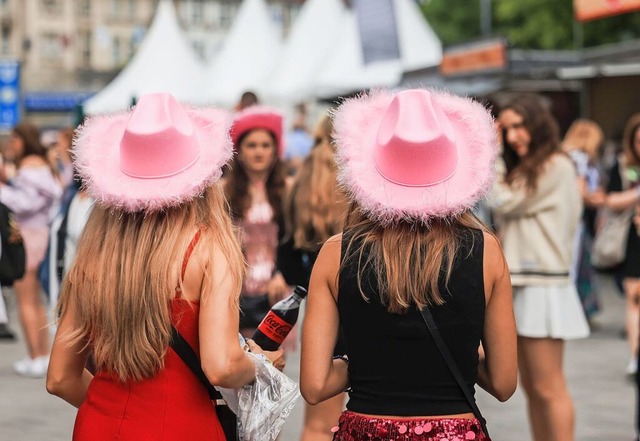 Auch Cowboyhte sind ein typisches Swiftie-Merkmal.  | Foto: Oliver Berg (dpa)