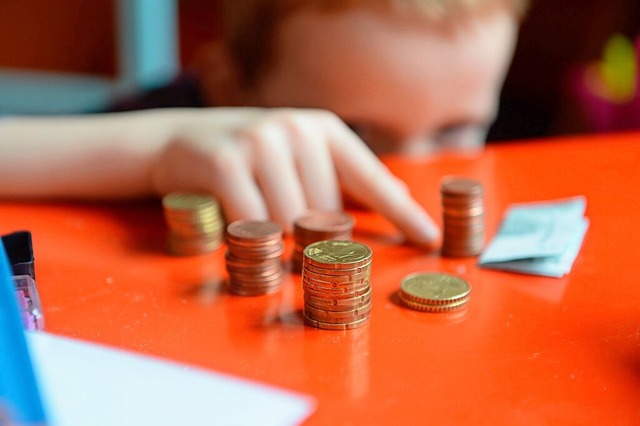 Fr Kinder, deren Eltern wenig Geld ve... eine sogenannte Kindergrundsicherung.  | Foto: Jens Kalaene (dpa)