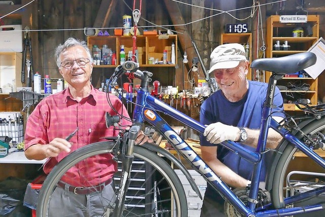 Richard Sobek und Dieter Thiemann (von...in der Kirchzartener Fahrradwerkstatt.  | Foto: Katharina Mohr