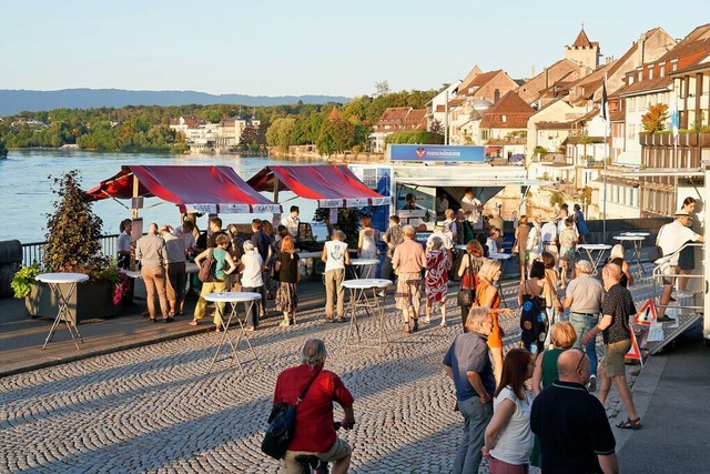 Neben dem musikalischen Ohrenschmaus l...h der herrliche Ausblick am Rheinufer.  | Foto: Benno Hunziker