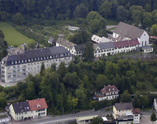 Das frhere Kapuzinerkloster (rechts) ...n Altenpflege weiterentwickelt werden.  | Foto:  Bernauer