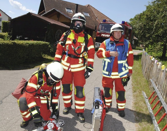 Atemschutzgertetrger mit Einsatzleit...beim Aufbau der Lschwasserversorgung   | Foto: Hans-Walter Mark