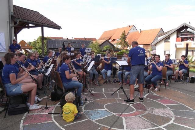 Crossover-Musiker spielen beim Sommerabendkonzert des Musikvereins Ewattingen erstmals vor Publikum