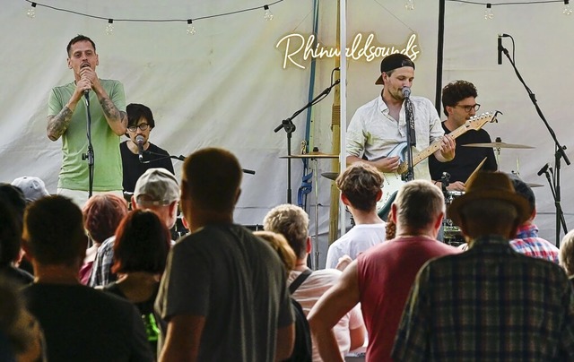 Die Gruppe Rhinwaldsounds trat beim er...Open-Air-Konzert  in Mietersheim auf.   | Foto: Endrik Baublies