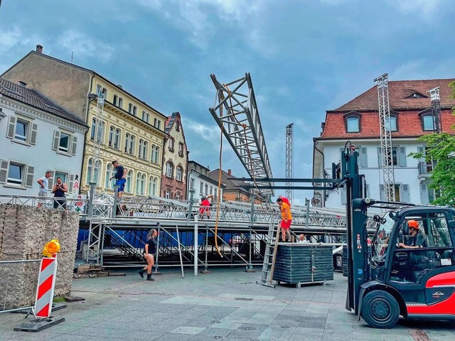 Sule fr  Sule wchst die groe Stim... auf dem Alten Marktplatz in die Hhe.  | Foto: Barbara Ruda