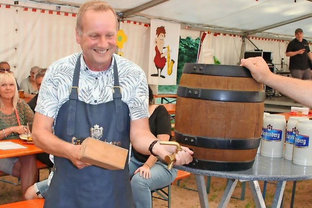 Brgermeister Karlheinz Rontke gelang der Fassanstich auf Anhieb.  | Foto: Gert Brichta