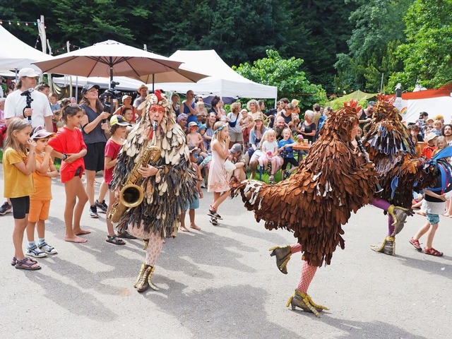 Die Straenknstlergruppe Paspartout i... kulturellen Sommerfest in Kirnhalden   | Foto: Michael Haberer