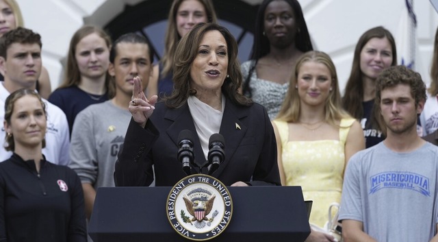 Die US-Vizeprsidentin Kamala Harris  ...ag auf dem Sdrasen des Weien Hauses.  | Foto: Susan Walsh (dpa)