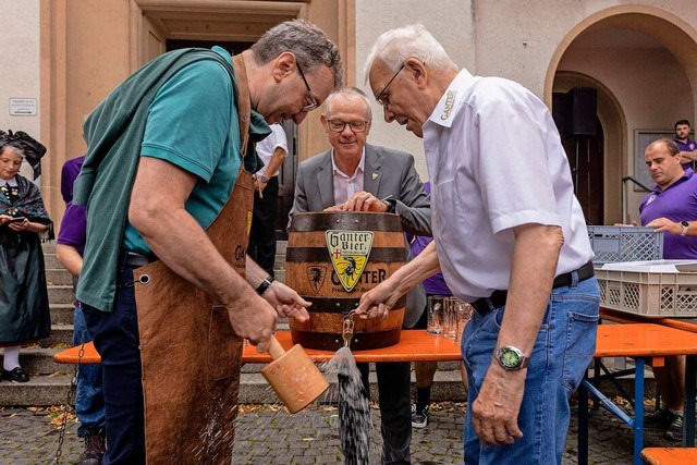 Links Pfarrer Johannes Herrmann, rechts Josef Herrmann von der Brauerei Ganter  | Foto: Maximo-Hans Musielik