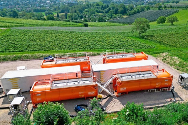 In krftigem Orange leuchten die Tanks...itten der Reben oberhalb von Mllheim.  | Foto: NSI Mobile Water Solutions