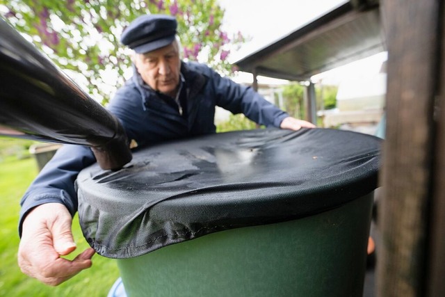 Hilft gegen Schnaken und Tigermcken: ...n und das Mittel BTI ins Wasser geben.  | Foto: Sebastian Christoph Gollnow (dpa)