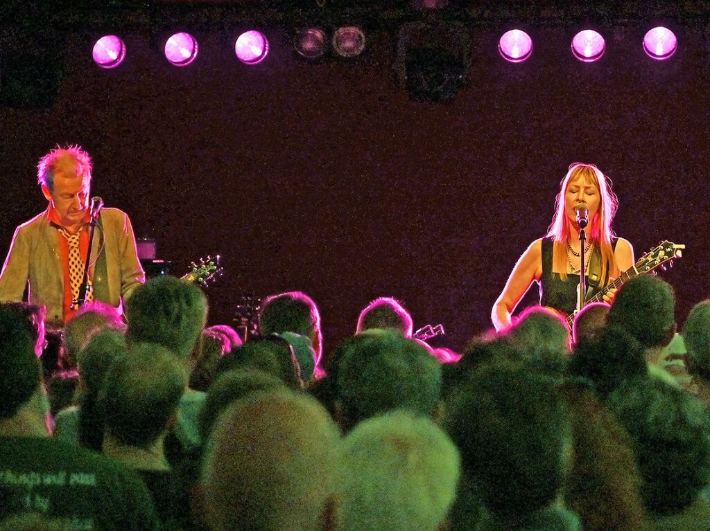 Die New Yorker Singer-Songwriterin Suzanne Vega ist mit dem Gitarristen Gerry Leonard im Badische Zeitung-Zelt aufgetreten.