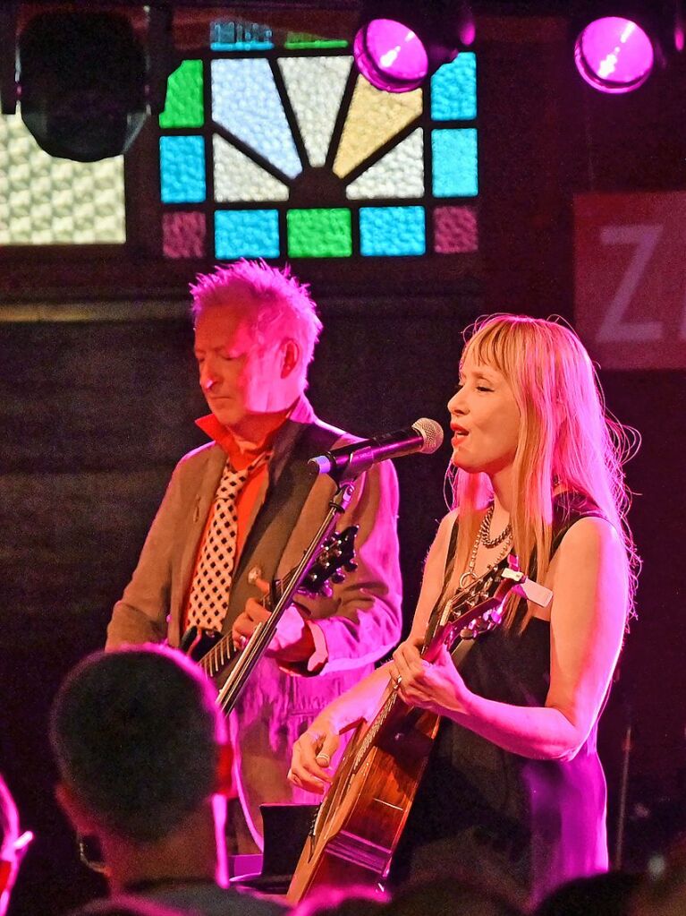 Die New Yorker Singer-Songwriterin Suzanne Vega ist mit dem Gitarristen Gerry Leonard im Badische Zeitung-Zelt aufgetreten.