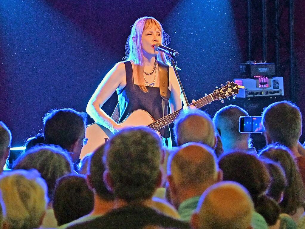 Die New Yorker Singer-Songwriterin Suzanne Vega ist mit dem Gitarristen Gerry Leonard im Badische Zeitung-Zelt aufgetreten.