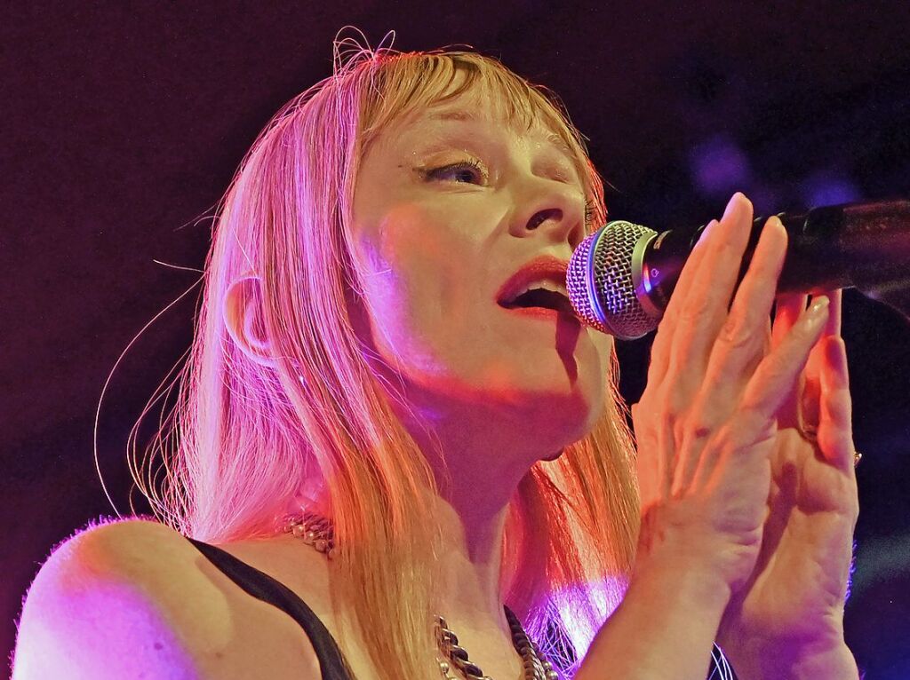 Die New Yorker Singer-Songwriterin Suzanne Vega ist mit dem Gitarristen Gerry Leonard im Badische Zeitung-Zelt aufgetreten.