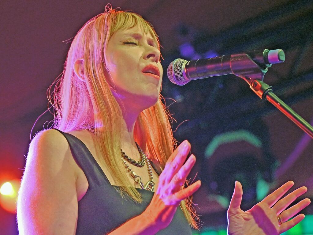 Die New Yorker Singer-Songwriterin Suzanne Vega ist mit dem Gitarristen Gerry Leonard im Badische Zeitung-Zelt aufgetreten.