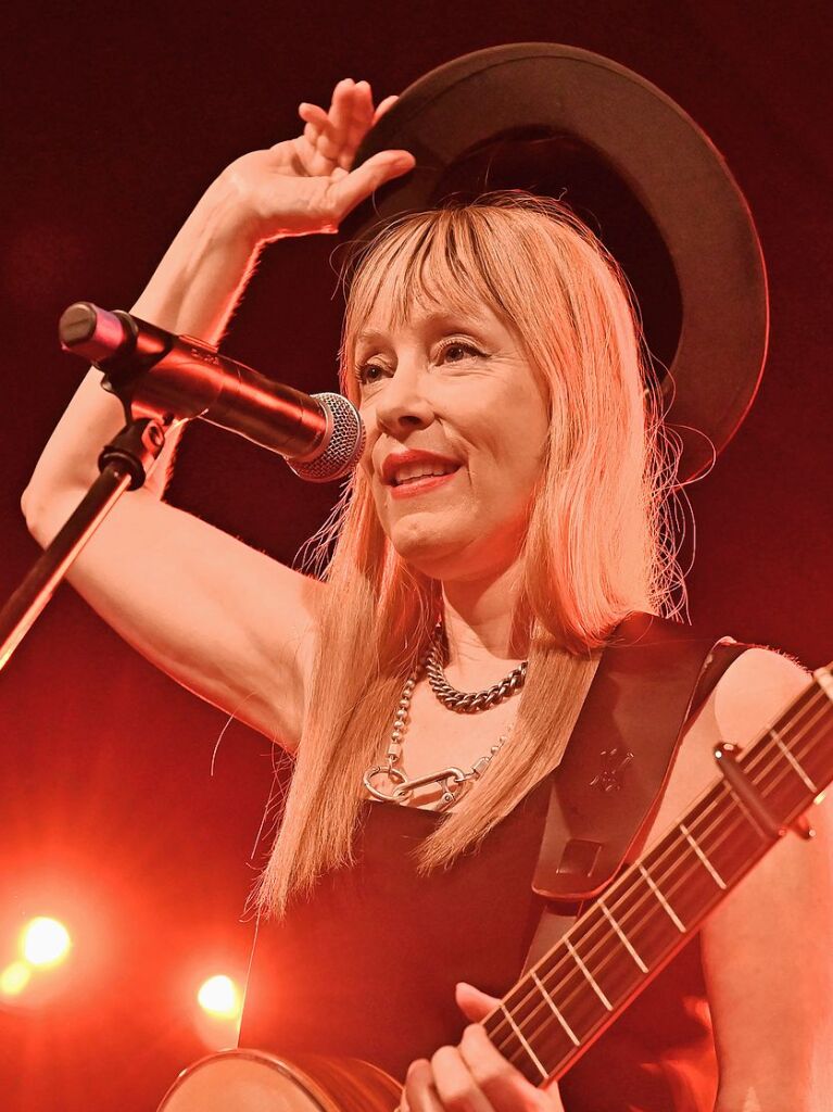 Die New Yorker Singer-Songwriterin Suzanne Vega ist mit dem Gitarristen Gerry Leonard im Badische Zeitung-Zelt aufgetreten.