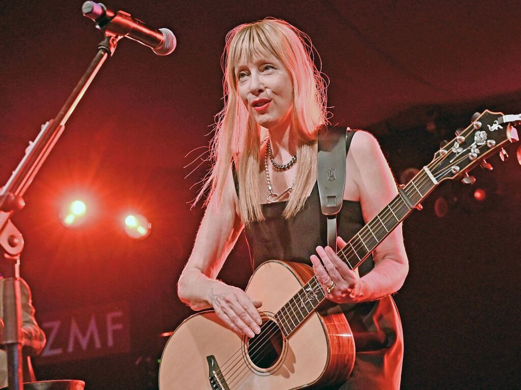 Die New Yorker Singer-Songwriterin Suzanne Vega ist mit dem Gitarristen Gerry Leonard im Badische Zeitung-Zelt aufgetreten.