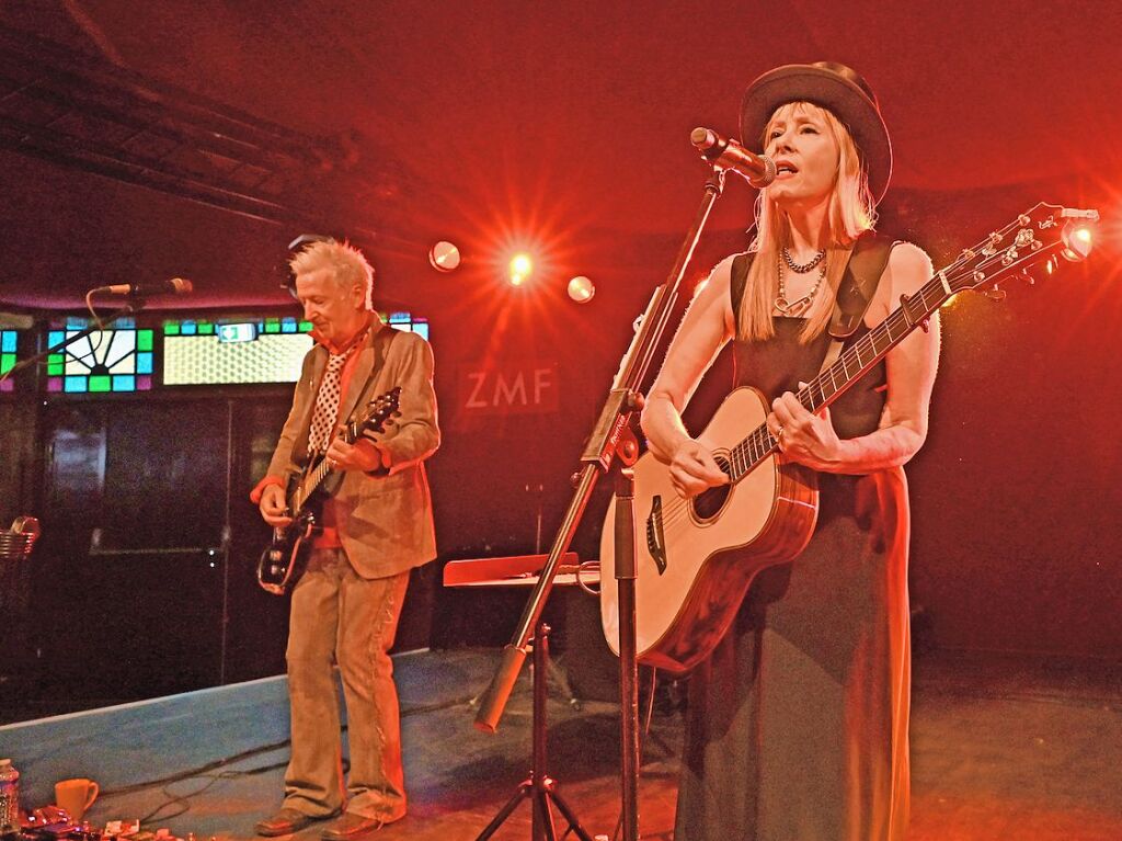 Die New Yorker Singer-Songwriterin Suzanne Vega ist mit dem Gitarristen Gerry Leonard im Badische Zeitung-Zelt aufgetreten.