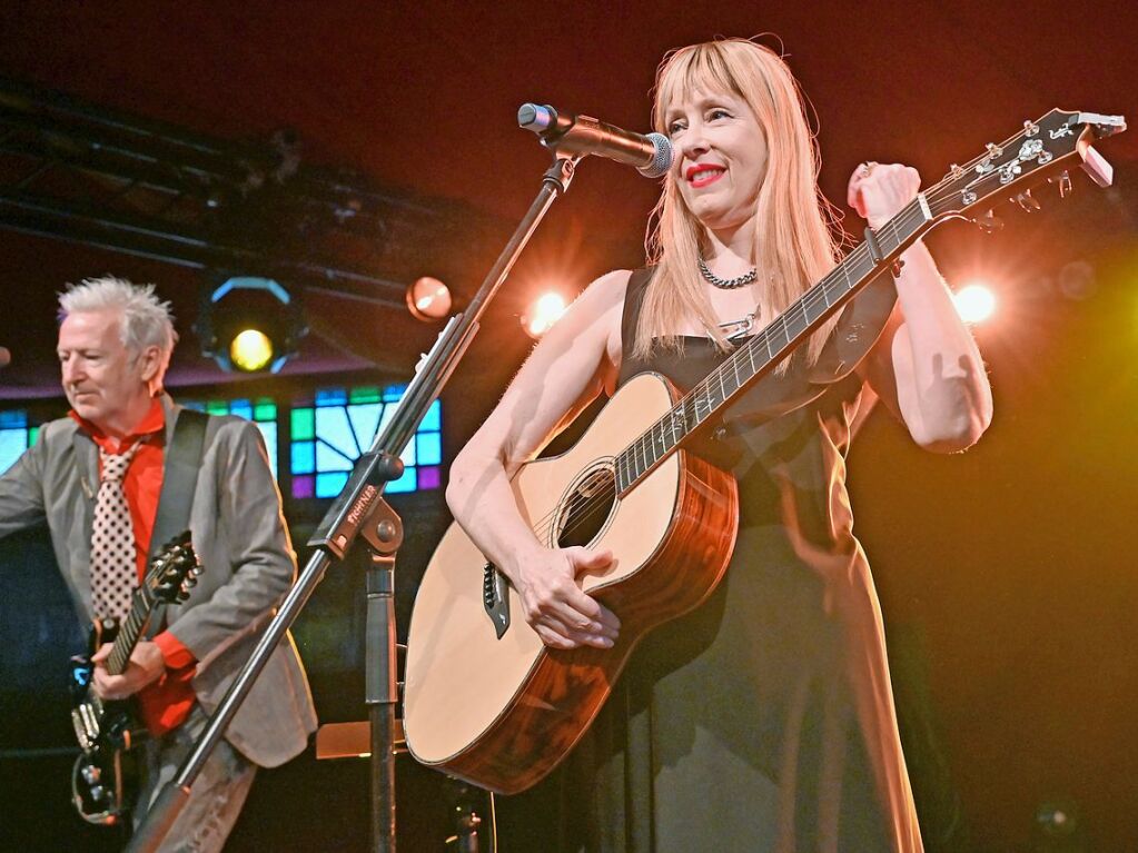 Die New Yorker Singer-Songwriterin Suzanne Vega ist mit dem Gitarristen Gerry Leonard im Badische Zeitung-Zelt aufgetreten.