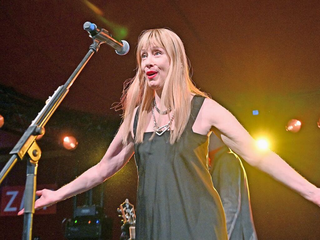 Die New Yorker Singer-Songwriterin Suzanne Vega ist mit dem Gitarristen Gerry Leonard im Badische Zeitung-Zelt aufgetreten.