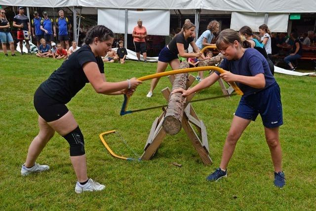 Schwerer Stein, starke Sportler und bunte Show beim Bergturnfest in Dachsberg