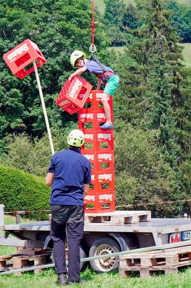 Kisten stapeln mit der Feuerwehr &#8211; das kam bei den Jngeren gut an.  | Foto: Eva Korinth