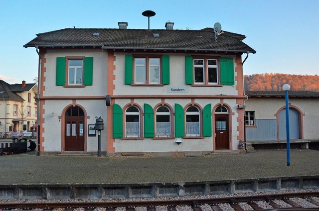 Kanderns Bahnhofsgebude war zuletzt m...eit dem Herbst wird es videoberwacht.  | Foto: Kathryn Babeck