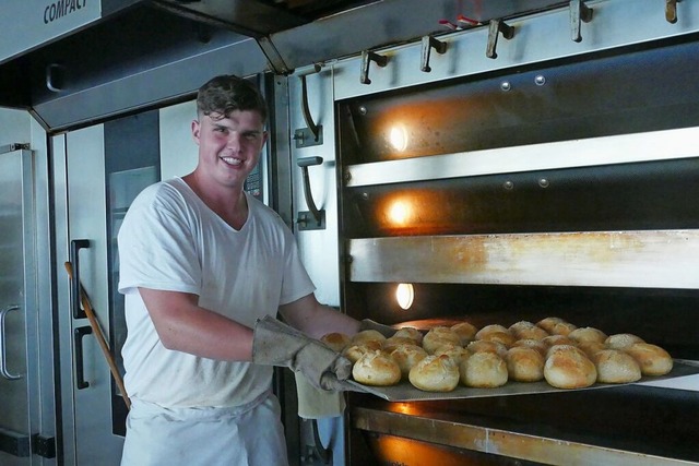 Justin John ist frischgebackener Bcke...die Ausbildung erfolgreich gemeistert.  | Foto: Katja Saake