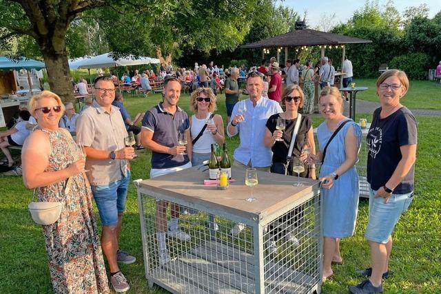 Neun Eichstetter Weingter servieren zur sommerlichen Weinnacht