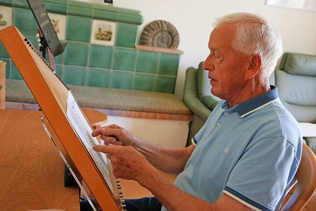 Eduard Zimmermann organisiert fr die ...bst mit Tischharfe oder Gitarrenspiel.  | Foto: Martha Weishaar