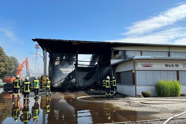 Keine Verletzten, aber hoher Schaden beim Brand der Lagerhalle der Firma Rubin auf dem Lahrer Flugplatz