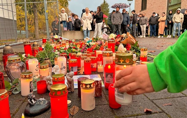 Kerzen vor der Offenburger  Waldbachschule am Tag nach der Tat.  | Foto: Helmut Seller