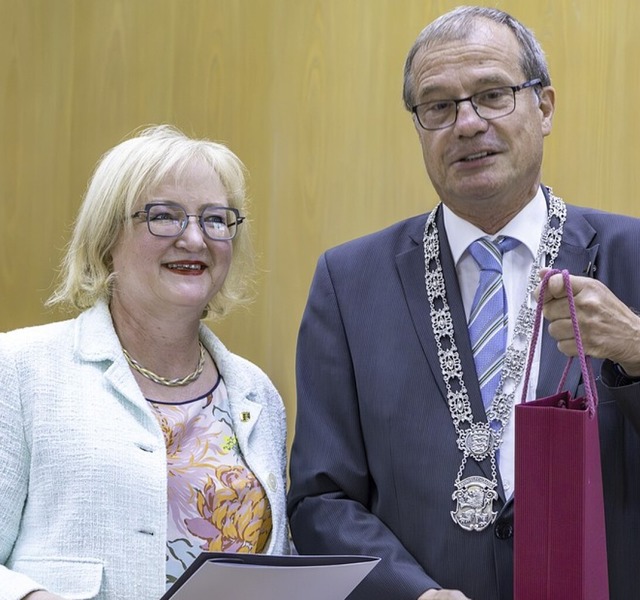 Oberbrgermeister Klaus Eberhardt ehrt...ren und Heiner Lohmann nach 30 Jahren.  | Foto: Alexandra Gnzschel