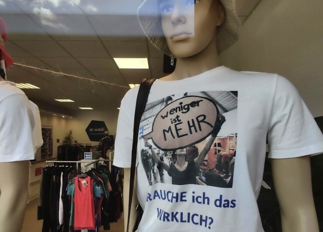 T-Shirts fr mehr Nachhaltigkeit zeigt...ond-Hand-Boutique Remode in Waldkirch.  | Foto: Wabe