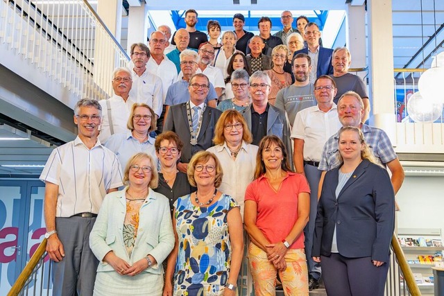 Frs Gruppenfoto versammelt sich der n...der Gemeinderat auf der Rathaustreppe.  | Foto: Alexandra Gnzschel