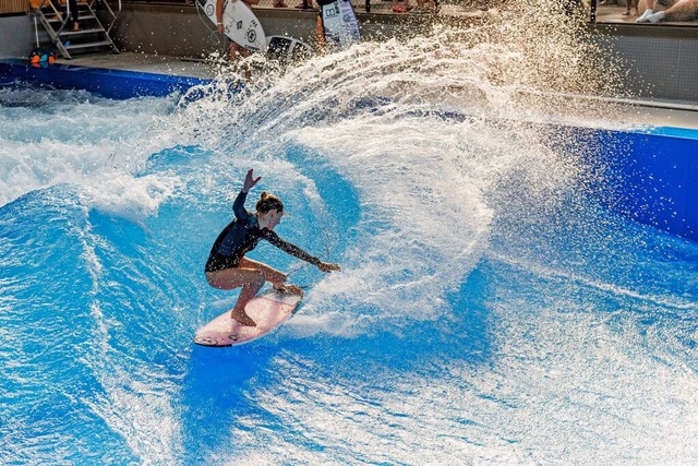 In Dsseldorf wurde 2023 eine Surfhall...m Himmel in einem Pool gesurft werden.  | Foto: IMAGO/Marc John