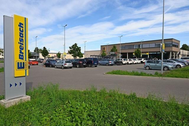 Edeka will in Breisach einen Parkplatz mit Solarmodulen berdachen