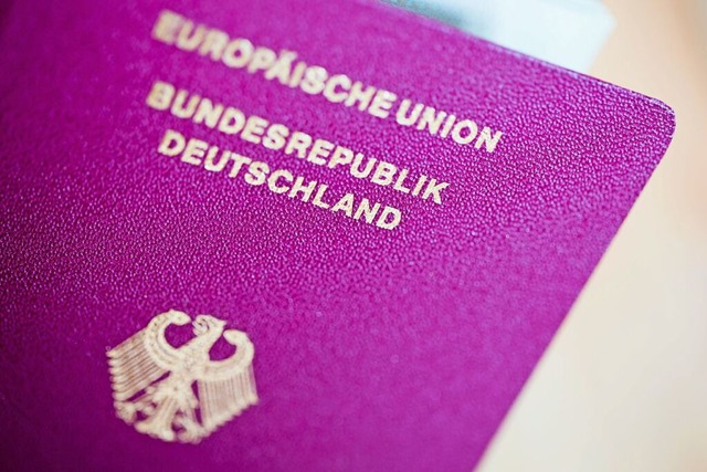 Wer einen  neuen Reisepass braucht, muss Geduld haben. Oder draufzahlen.  | Foto: Rolf Vennenbernd (dpa)